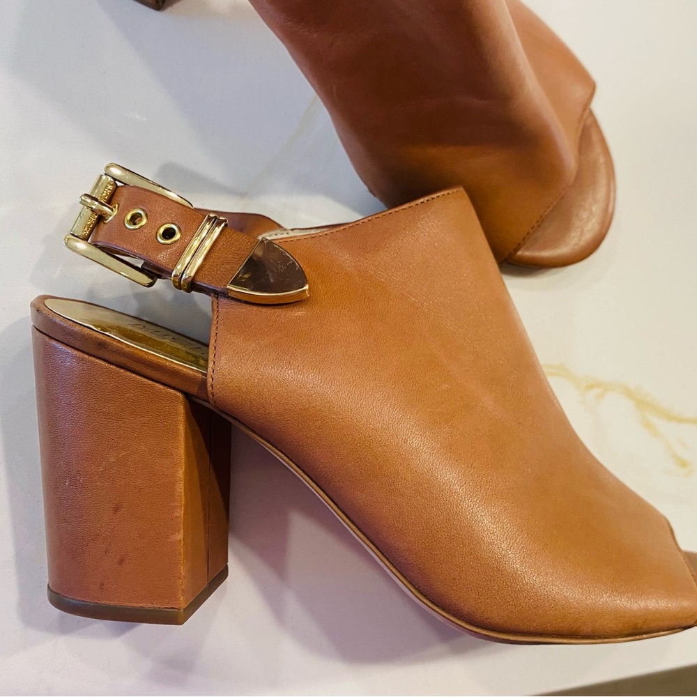 Very comfortable medium high heel shoes. used once